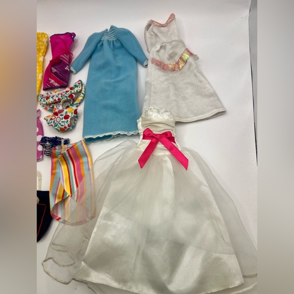 Assorted Doll Clothes Set that‎ can fit Barbie. - Picture 15 of 16
